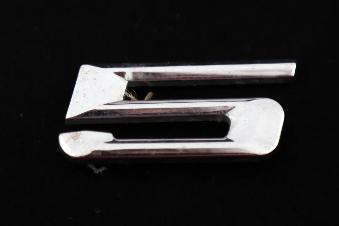 Scritta 525d per BMW E60 E60N E61 LCI con numero di parte 7039785 BMW E60 E60N E61 LCI Scritta 525d - SKU 7039785 - Numero di parte 7039785