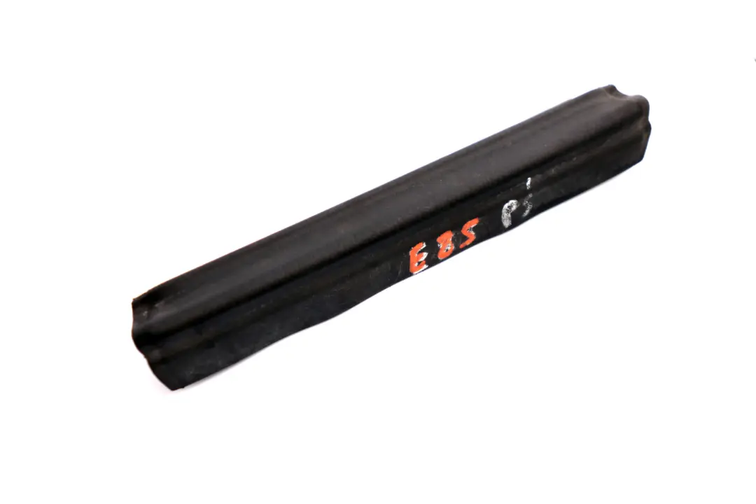 Przednia Uszczelka Kanału Szyby Przednia Prawa do BMW Z4 E85 o numerze 7043892 BMW Z4 E85 Przednia Uszczelka Kanału Szyby Przednia Prawa - SKU 7043892 - Numer Części 7043892