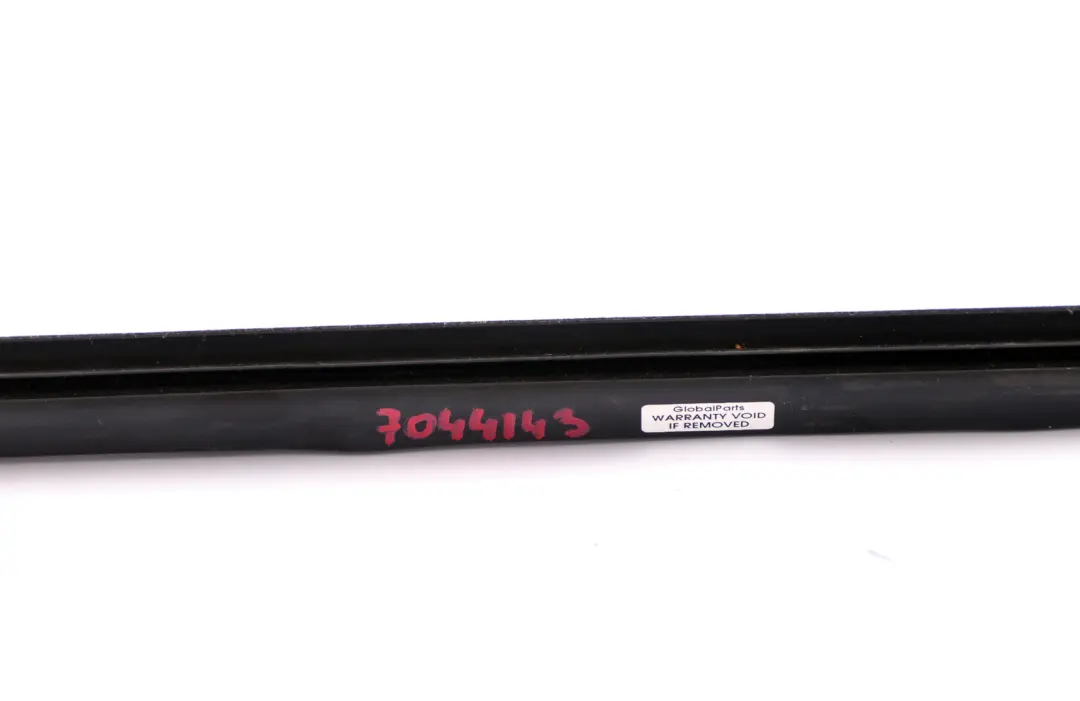 Plaque D'egout Joint Interieur A L'Avant Gauche Porte Fenetre pour BMW E65 E66 à propos du numéro de pièce 7044143 BMW E65 E66 Plaque D'egout Joint Interieur A L'Avant Gauche Porte Fenetre - SKU 7044143 - Numéro de pièce 7044143