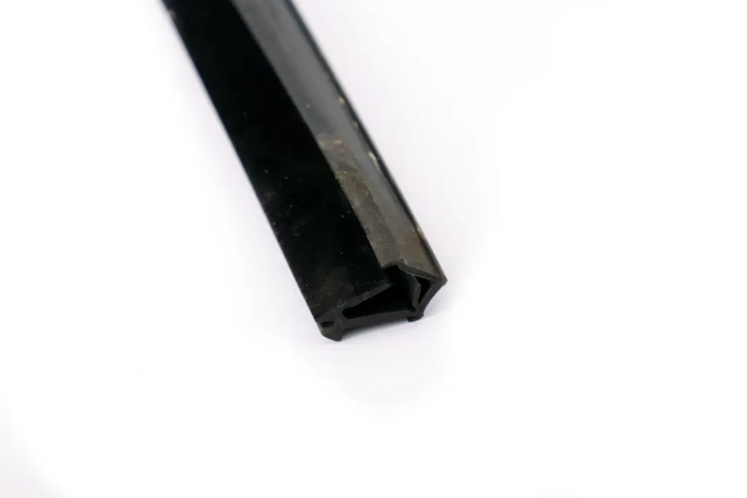 BMW E61 Guide De Fenêtre Latérale Arrière Droite O/S 5135 - SKU 7044182 - Numéro de pièce 7044182