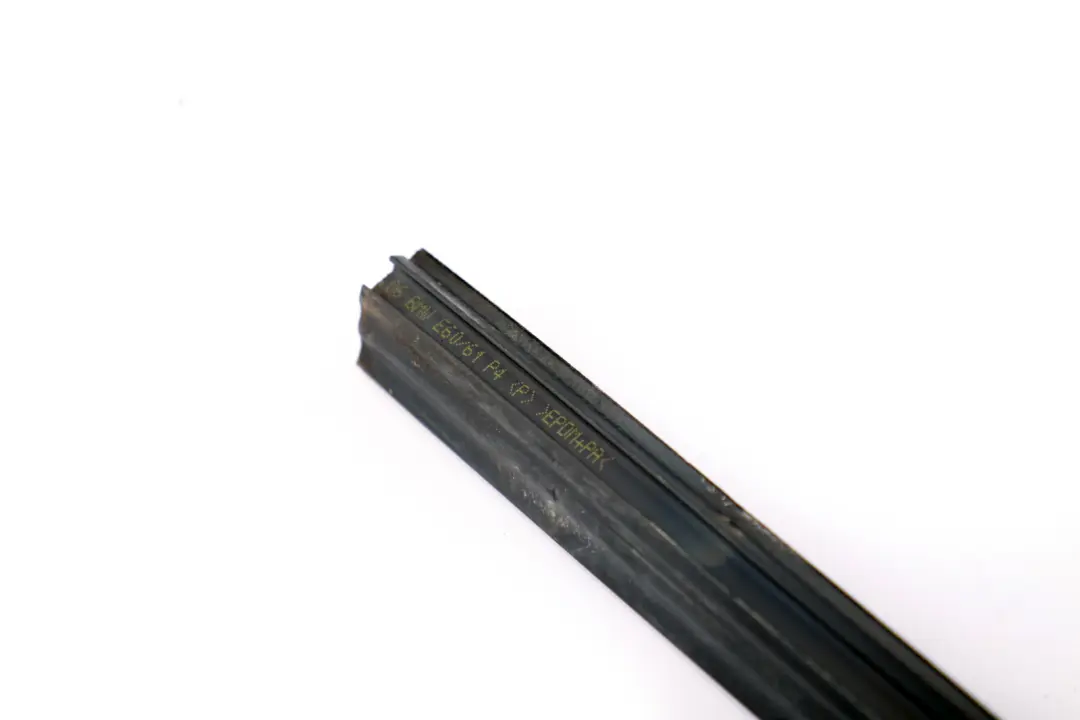 Trasera Derecha O/S Guía De La Ventana Lateral 5135 para BMW E61 con número de pieza 7044182 BMW E61 Trasera Derecha O/S Guía De La Ventana Lateral 5135 - SKU 7044182 - Número de pieza 7044182