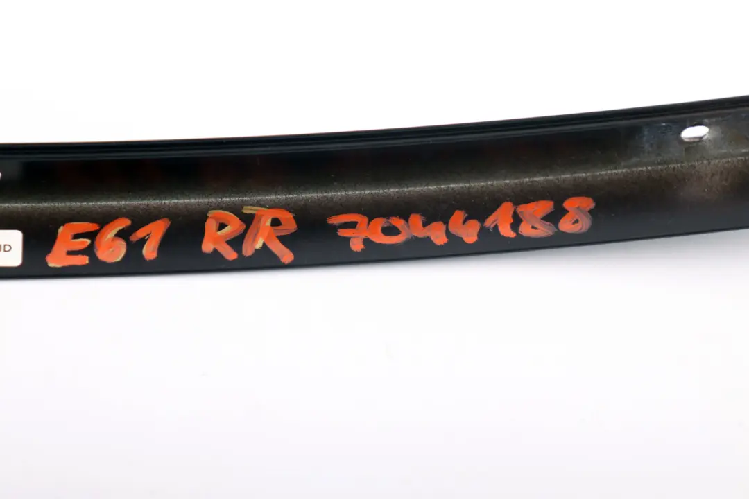 Osłona Ramy Szyby Słupka Prawego Prawy Tył do BMW E61 o numerze 7044188 BMW E61 Osłona Ramy Szyby Słupka Prawego Prawy Tył - SKU 7044188 - Numer Części 7044188