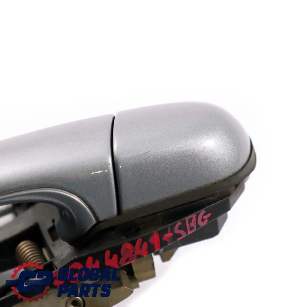 Maniglia Porta Esterna Posteriore SX Grigio Argento Metallico A08 per BMW E46 con numero di parte 7044841 BMW E46 Maniglia Porta Esterna Posteriore SX Grigio Argento Metallico A08 - SKU 7044841-SBG - Numero di parte 7044841