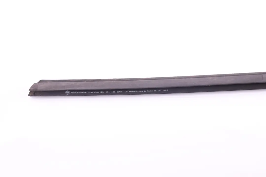 Channel Cover Exterior Door Front Left pour BMW Z4 E89 à propos du numéro de pièce 7046105 BMW Z4 E89 Channel Cover Exterior Door Front Left - SKU 7046105 - Numéro de pièce 7046105