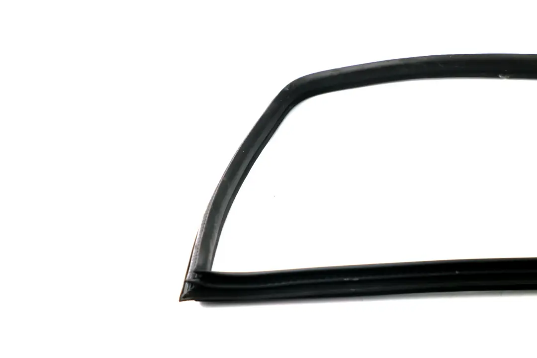 Protezione Bordo Finestrino Laterale Posteriore Sinistro Destro per BMW E46 con numero di parte 7047349 BMW E46 Protezione Bordo Finestrino Laterale Posteriore Sinistro Destro - SKU 7047349 - Numero di parte 7047349