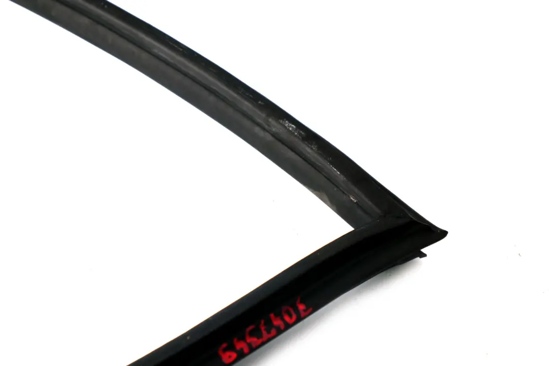 Protezione Bordo Finestrino Laterale Posteriore Sinistro Destro per BMW E46 con numero di parte 7047349 BMW E46 Protezione Bordo Finestrino Laterale Posteriore Sinistro Destro - SKU 7047349 - Numero di parte 7047349