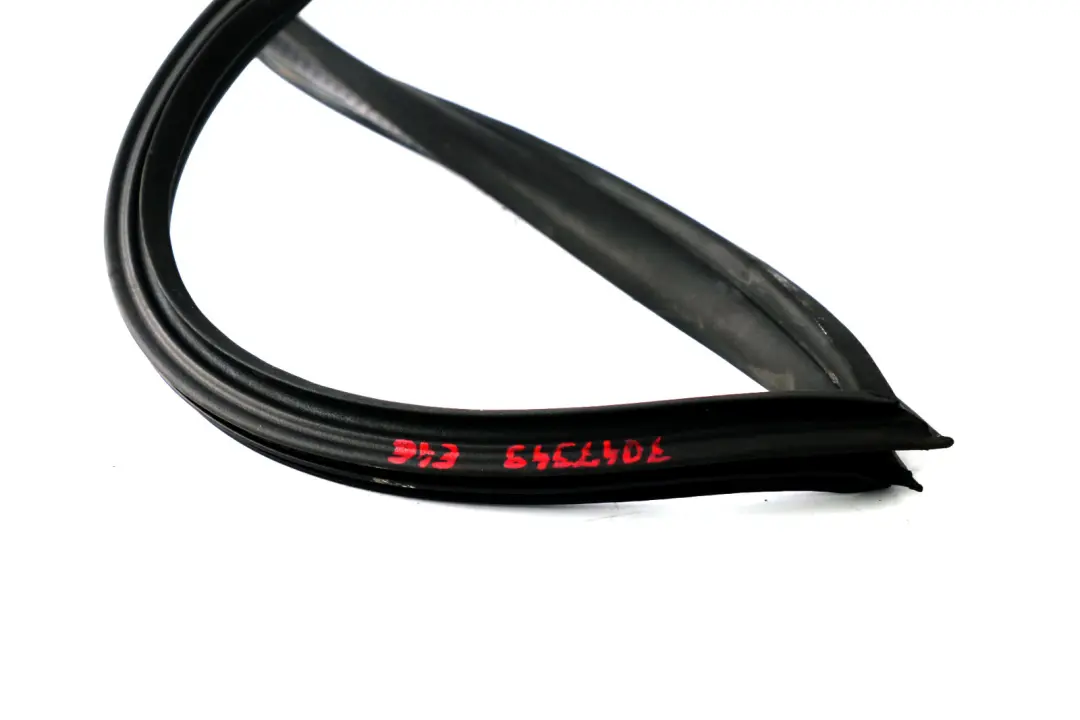 BMW E46 Abdichtung Seitenscheibe Hinten Links / Rechts Schwarz - SKU 7047349 - Teilenummer 7047349