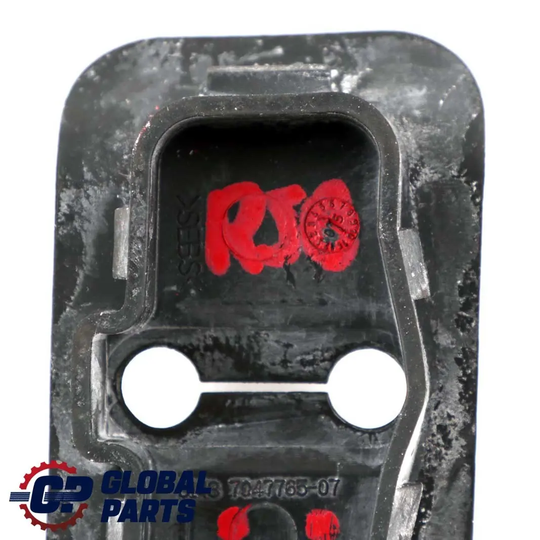 Tapa embellecedora Soporte De cierre Izquierda para Mini Cooper One R50 R53 con número de pieza 7047765 Mini Cooper One R50 R53 Tapa embellecedora Soporte De cierre Izquierda - SKU 7047765 - Número de pieza 7047765