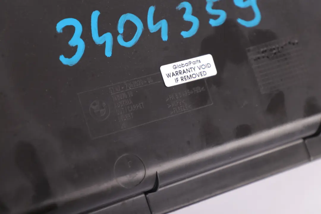 Obudowa boczek tapicerka bagażnika lewa do BMW E83 X3 o numerze 3404359 BMW E83 X3 Obudowa boczek tapicerka bagażnika lewa - SKU 7049039-3 - Numer Części 3404359