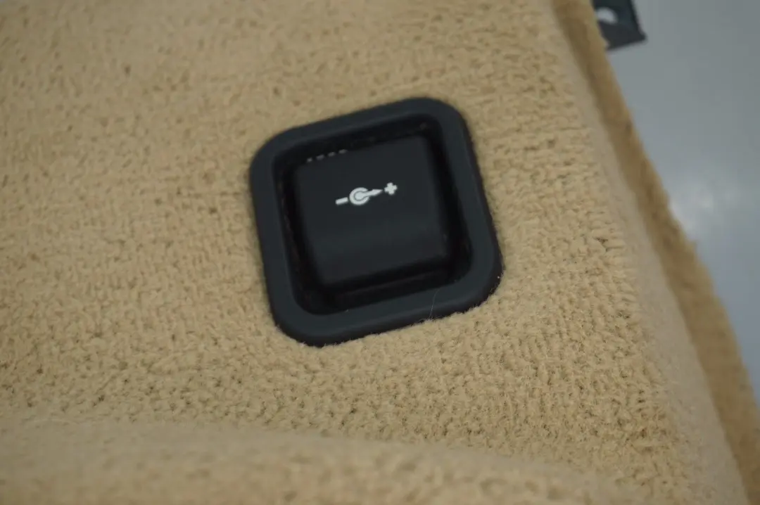 Obudowa tapicerka bagażnika do BMW E83 X3 o numerze 7049040 BMW E83 X3 Obudowa tapicerka bagażnika - SKU 7049040-3 - Numer Części 7049040