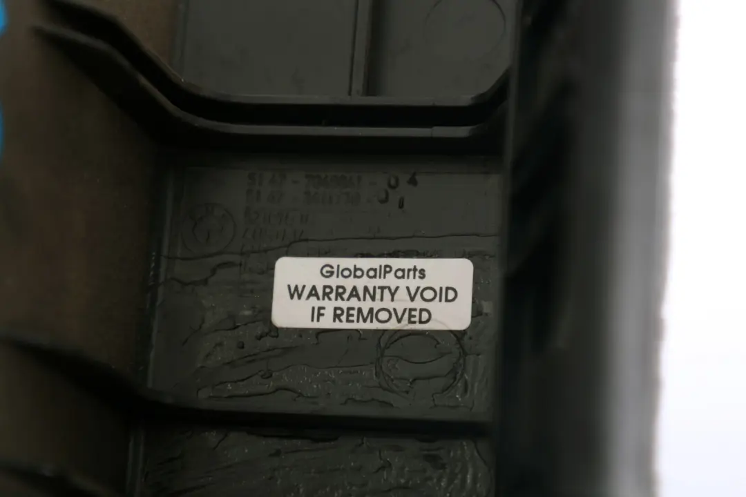 Izquierda Tapa de maletero Basalto Gris Basaltgrau para BMW E83 con número de pieza 7049041 BMW E83 Izquierda Tapa de maletero Basalto Gris Basaltgrau - SKU 7049041-2 - Número de pieza 7049041