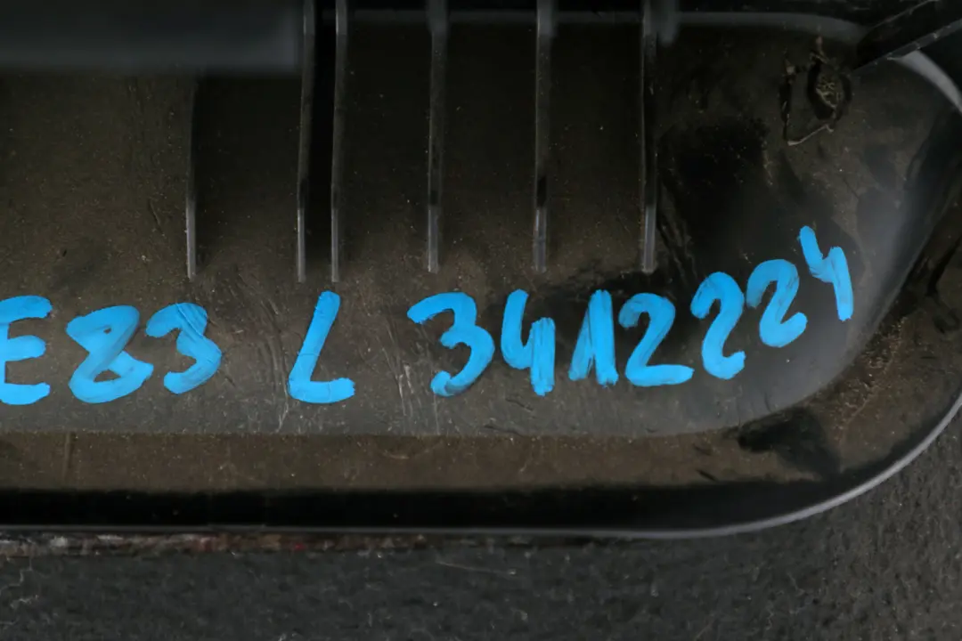 Boczek tapicerka bagażnika lewa do BMW E83 X3 o numerze 7049041 BMW E83 X3 Boczek tapicerka bagażnika lewa - SKU 7049041-2 - Numer Części 7049041