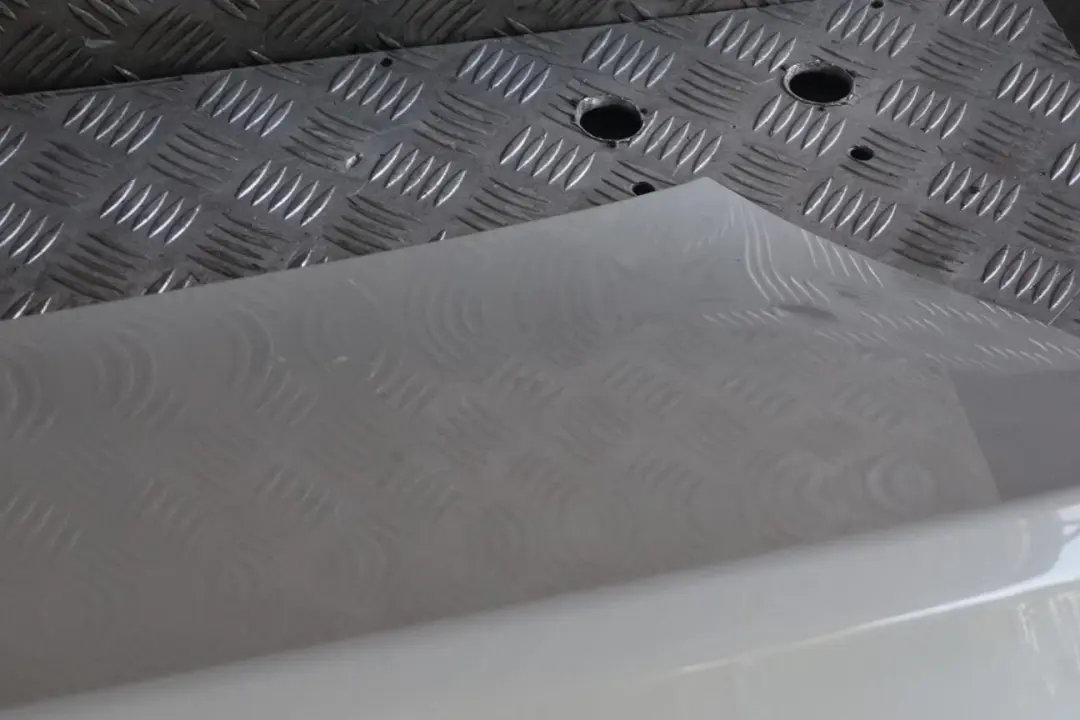 Trunk Lid Boot Tailgate Alpinweiss Alpine White - 300 to BMW 7 E65 E66 E67 with Part number 7049252 BMW 7 E65 E66 E67 Trunk Lid Boot Tailgate Alpinweiss Alpine White - 300 - SKU 7049252-AW - Part number 7049252