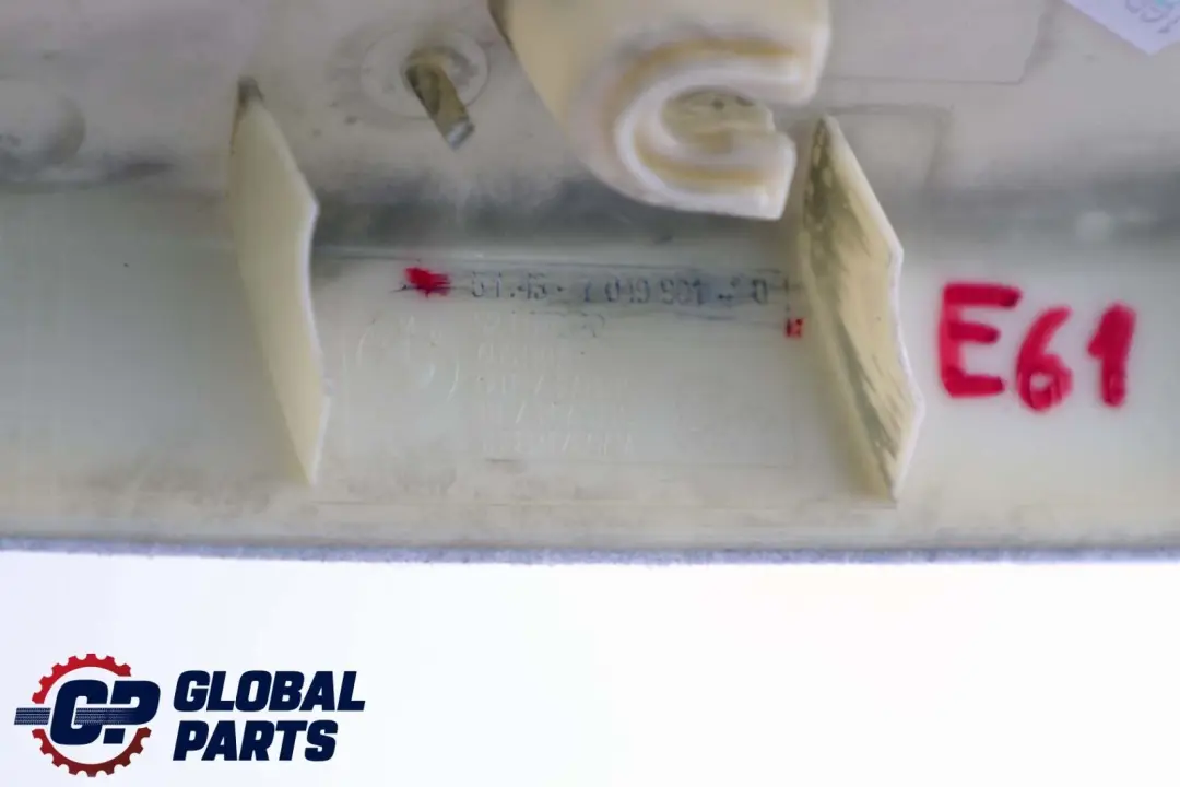 Panel embellecedor Columna C Delantera Izquierda Gris Himmelgrau para BMW E61 LCi con número de pieza 7049901 BMW E61 LCi Panel embellecedor Columna C Delantera Izquierda Gris Himmelgrau - SKU 7049901 - Número de pieza 7049901