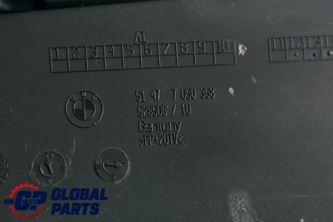 BMW E61 Podkładka Wsuwana Dna Bagażnika Prawa - SKU 7050358 - Numer Części 51477050358