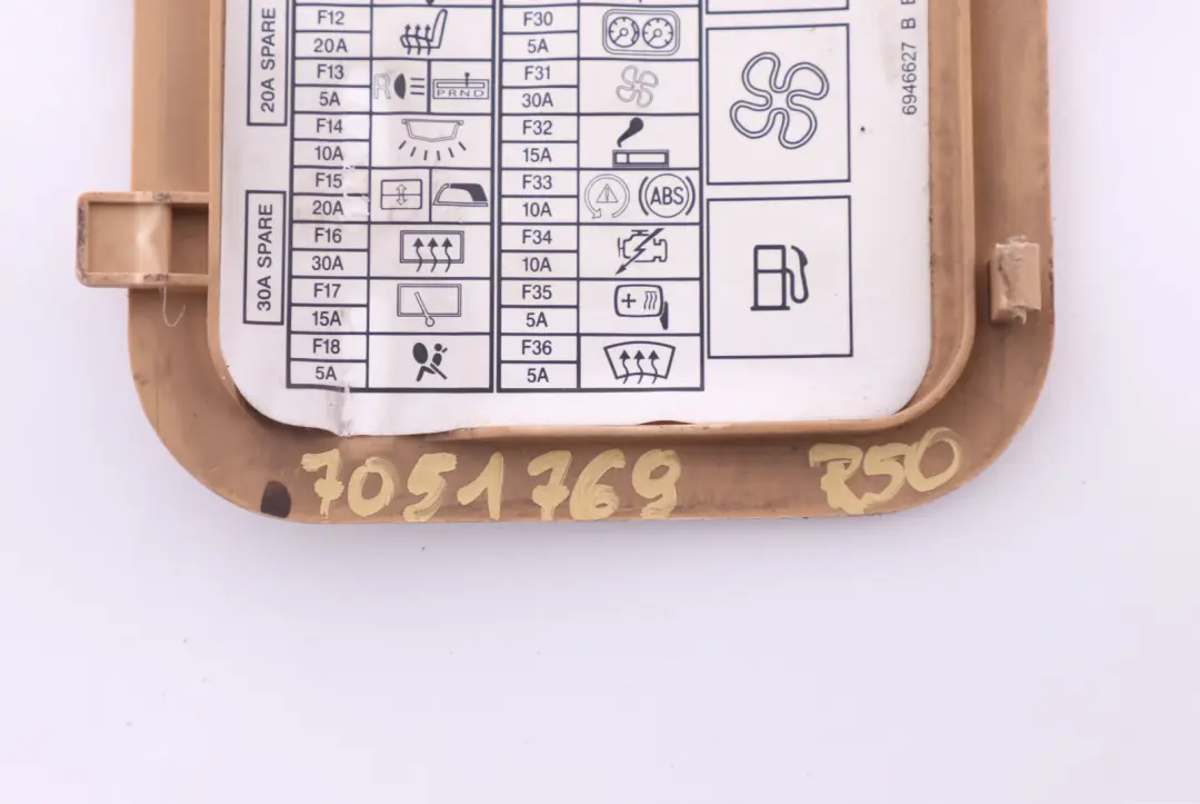 Coperchio Lateral Bordo Panel Cordoba Beige Label Fuse per Mini Cooper One R50 con numero di parte 7051769 Mini Cooper One R50 Coperchio Lateral Bordo Panel Cordoba Beige Label Fuse - SKU 7051769 - Numero di parte 7051769