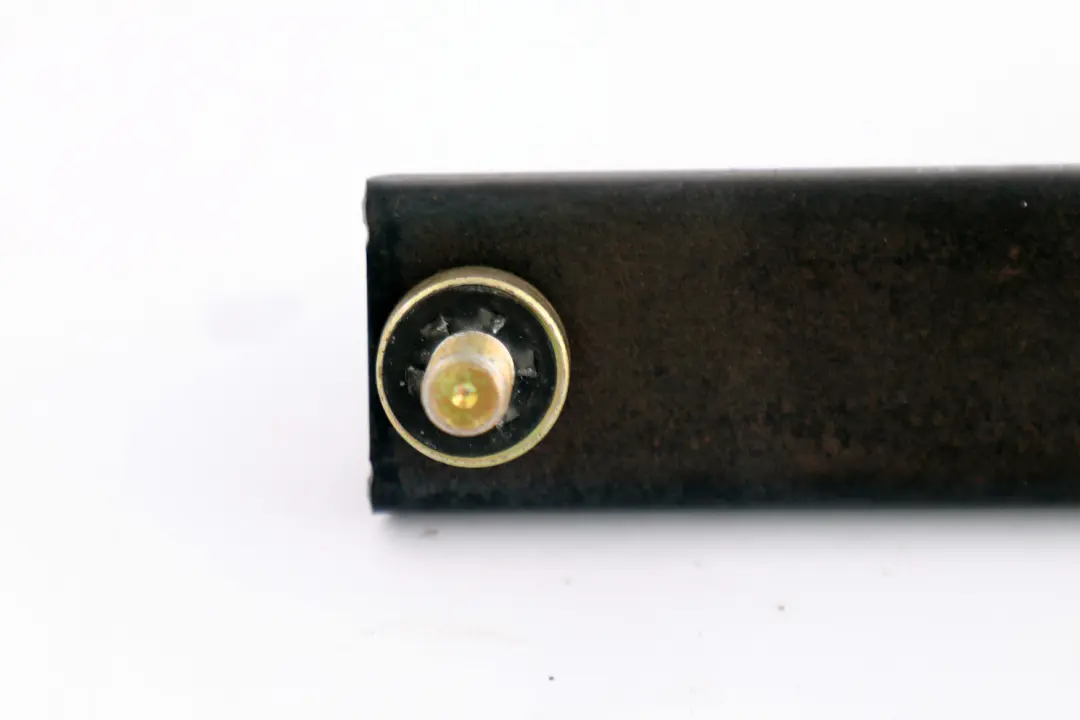 Hintere Sicherheitsgurtstütze Höhenversteller Schiene für BMW X5 E53 mit Teilenummer 72117052806 BMW X5 E53 Hintere Sicherheitsgurtstütze Höhenversteller Schiene - SKU 7052806 - Teilenummer 72117052806