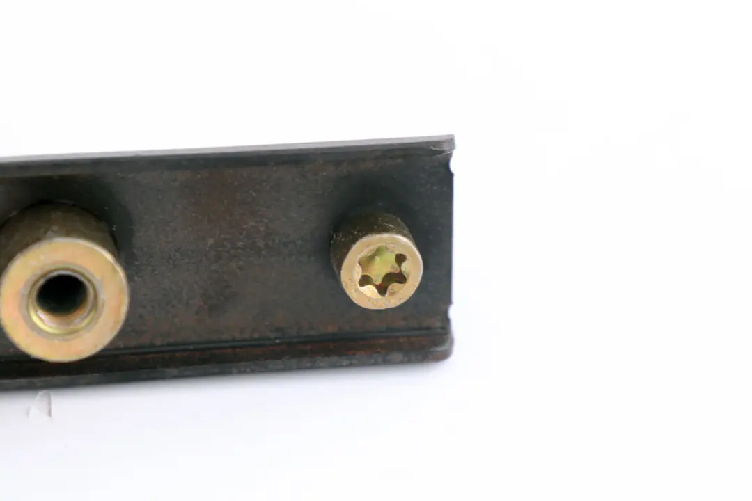 Mocowanie pasa tył do BMW E53 X5 o numerze 72117052806 BMW E53 X5 Mocowanie pasa tył - SKU 7052806 - Numer Części 72117052806