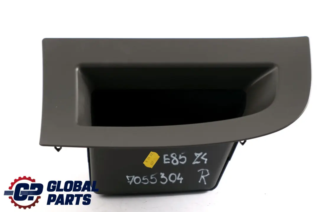 Inserto Pannello Posteriore Copertura Destra Grigio 7016670 per BMW Z4 E85 con numero di parte 7055304 BMW Z4 E85 Inserto Pannello Posteriore Copertura Destra Grigio 7016670 - SKU 7055304 - Numero di parte 7055304