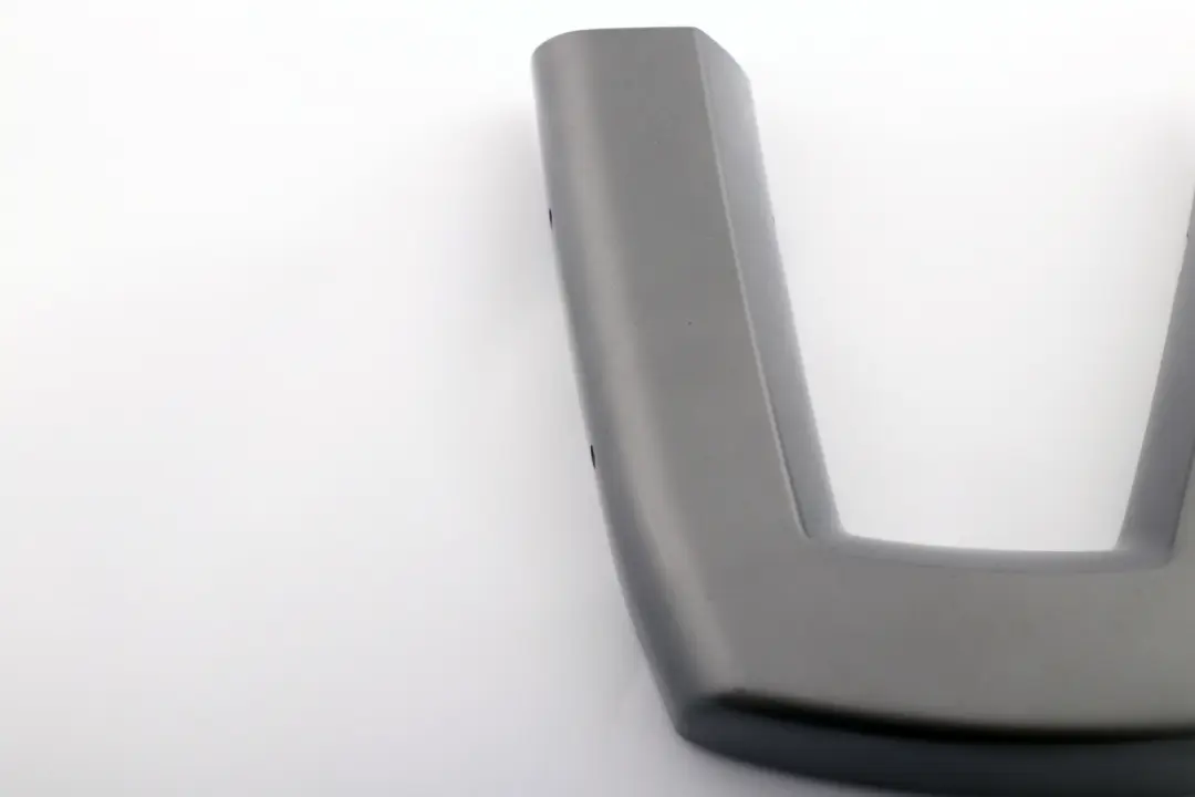 Roll Bar Trim Panel Derecho Gris Plata 7043836 para BMW Z4 Serie E85 con número de pieza 7055434 BMW Z4 Serie E85 Roll Bar Trim Panel Derecho Gris Plata 7043836 - SKU 7055434 - Número de pieza 7055434