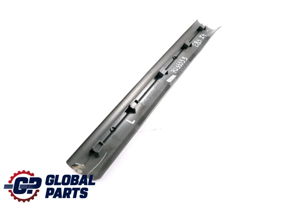 Couvre Bande d'Entree Interieur Gauche Gris 7016799 pour BMW Serie Z4 E85 E86 à propos du numéro de pièce 7055553 BMW Serie Z4 E85 E86 Couvre Bande d'Entree Interieur Gauche Gris 7016799 - SKU 7055553 - Numéro de pièce 7055553