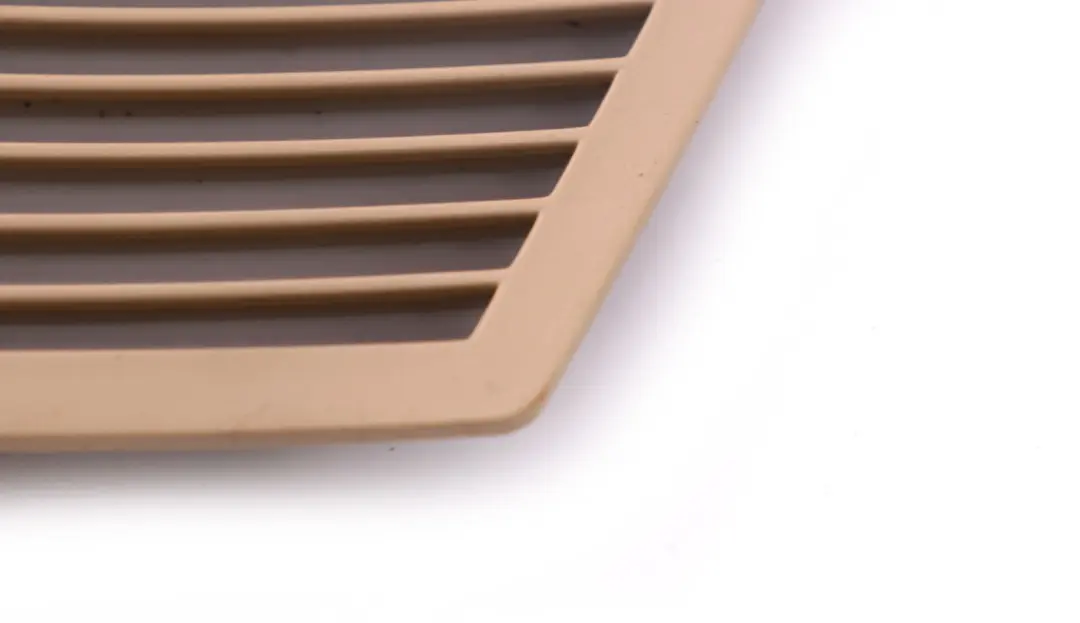 Grill Heckentlüftung Rechts Beige 7036510 für BMW Z4 er E85 E86 mit Teilenummer 7057940 BMW Z4 er E85 E86 Grill Heckentlüftung Rechts Beige 7036510 - SKU 7057940 - Teilenummer 7057940