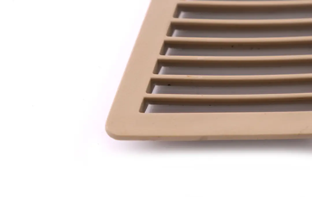 Grill Heckentlüftung Rechts Beige 7036510 für BMW Z4 er E85 E86 mit Teilenummer 7057940 BMW Z4 er E85 E86 Grill Heckentlüftung Rechts Beige 7036510 - SKU 7057940 - Teilenummer 7057940