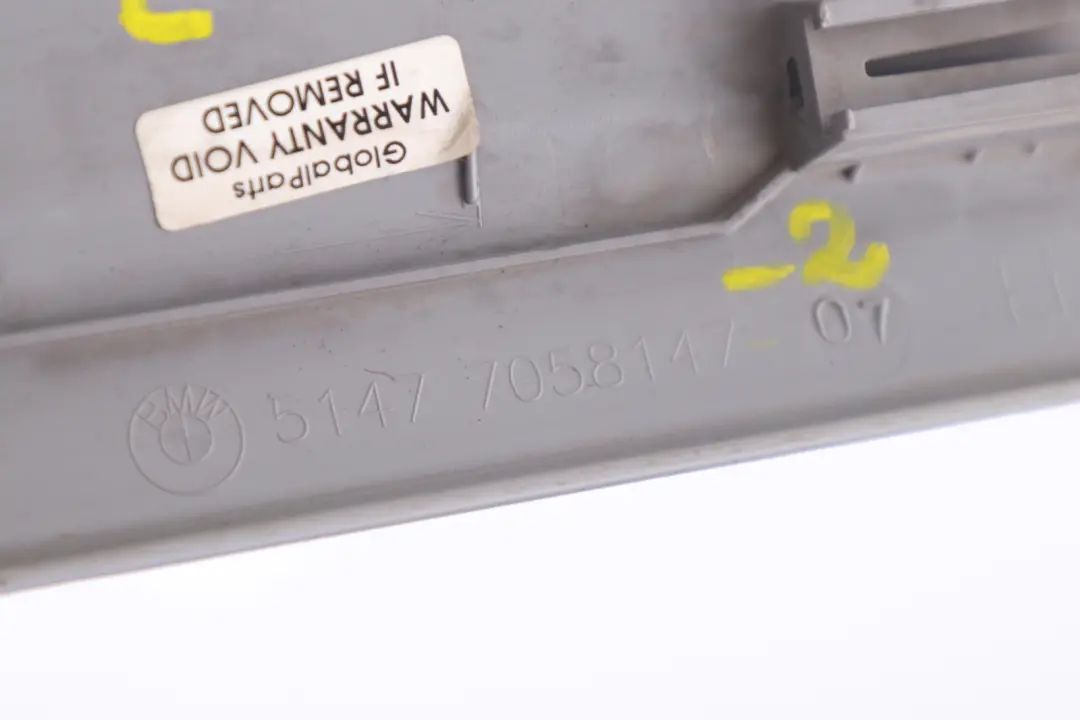 Tapa Entrada Interior Izquierda Gris para BMW E81 E82 E88 con número de pieza 7058147 BMW E81 E82 E88 Tapa Entrada Interior Izquierda Gris - SKU 7058147-2 - Número de pieza 7058147