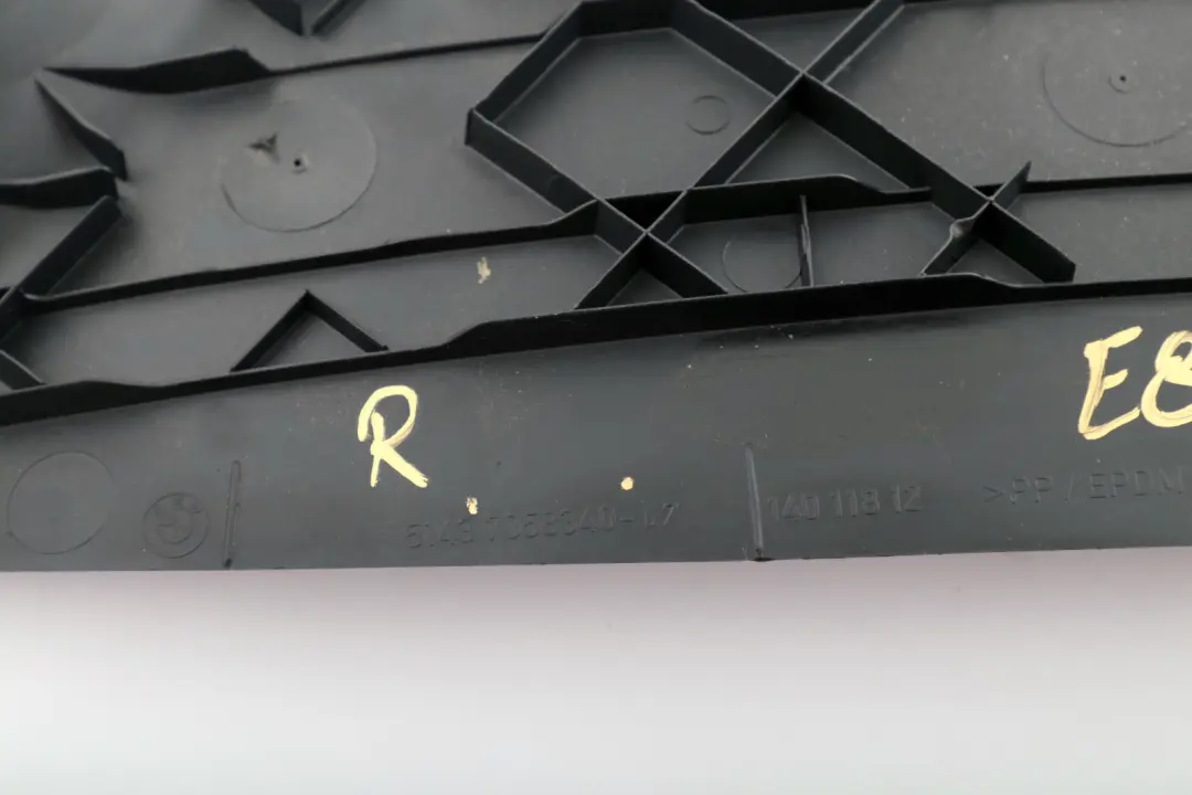 Copertura Colonna C Destra Nero Antracite per BMW E87 E87N con numero di parte 8036300 BMW E87 E87N Copertura Colonna C Destra Nero Antracite - SKU 7058340 - Numero di parte 8036300