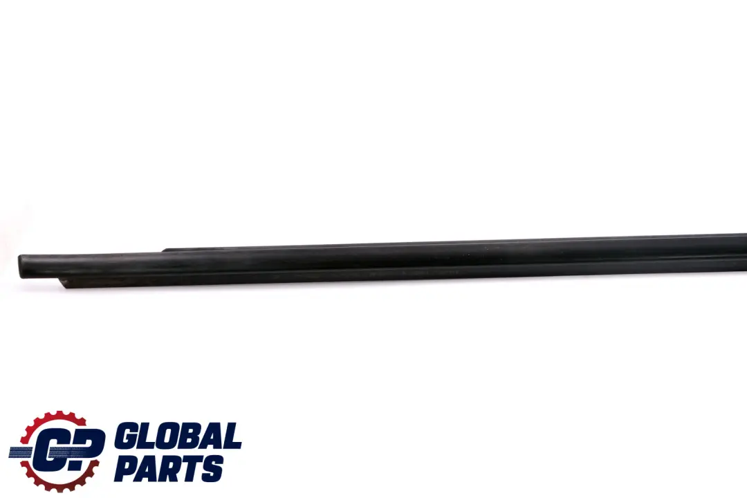 Listwa Szyby Drzwi Prawych Przednich Czarna do BMW E90 E91 o numerze 7060236 BMW E90 E91 Listwa Szyby Drzwi Prawych Przednich Czarna - SKU 7060236 - Numer Części 7060236