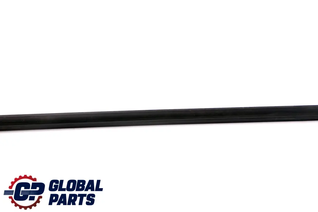 Listwa Szyby Drzwi Prawych Przednich Czarna do BMW E90 E91 o numerze 7060236 BMW E90 E91 Listwa Szyby Drzwi Prawych Przednich Czarna - SKU 7060236 - Numer Części 7060236