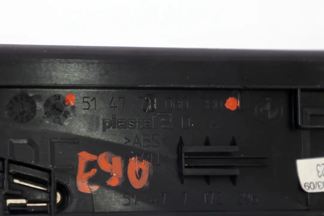 Osłona listwa progu przednia prawa do BMW 3 E90 E91 o numerze 7060280 BMW 3 E90 E91 Osłona listwa progu przednia prawa - SKU 7060280 - Numer Części 7060280