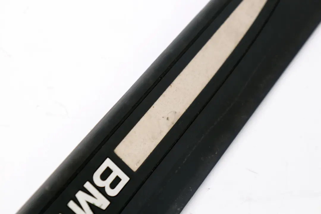 Osłona listwa progu przednia prawa do BMW 3 E90 E91 o numerze 7060280 BMW 3 E90 E91 Osłona listwa progu przednia prawa - SKU 7060280 - Numer Części 7060280