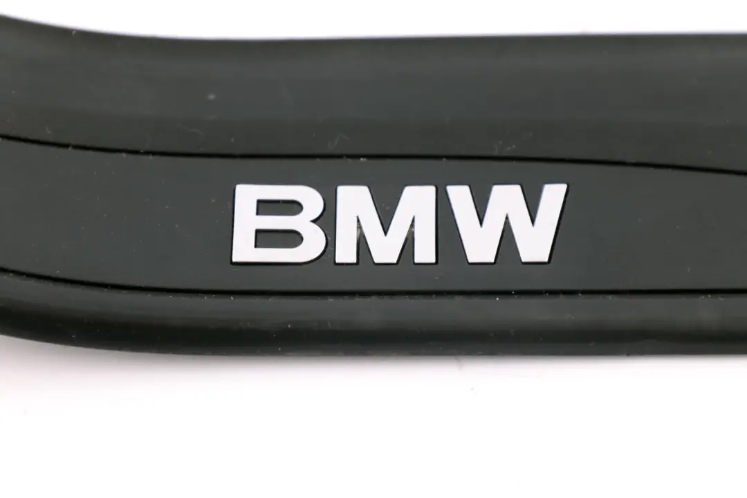 Tapa Entrada Trasera Izquierda para BMW E90 E91 E91N con número de pieza 7060285 BMW E90 E91 E91N Tapa Entrada Trasera Izquierda - SKU 7060285 - Número de pieza 7060285