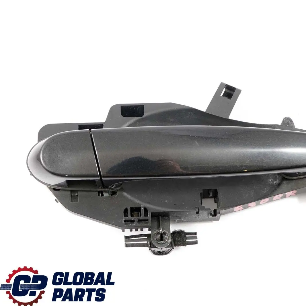 Asidero Trasero Izquierdo Completo Negro Zafiro 475 para BMW E90 E91 LCI con número de pieza 51227060299 51210445183 BMW E90 E91 LCI Asidero Trasero Izquierdo Completo Negro Zafiro 475 - SKU 7060299-BS - Número de pieza 51227060299 51210445183