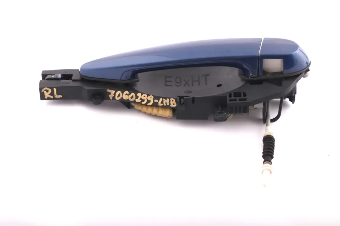 Asidero Trasero Izquierdo Completo Le Mans Blau Azul para BMW E90 E91 con número de pieza 7060299 BMW E90 E91 Asidero Trasero Izquierdo Completo Le Mans Blau Azul - SKU 7060299-LMB - Número de pieza 7060299