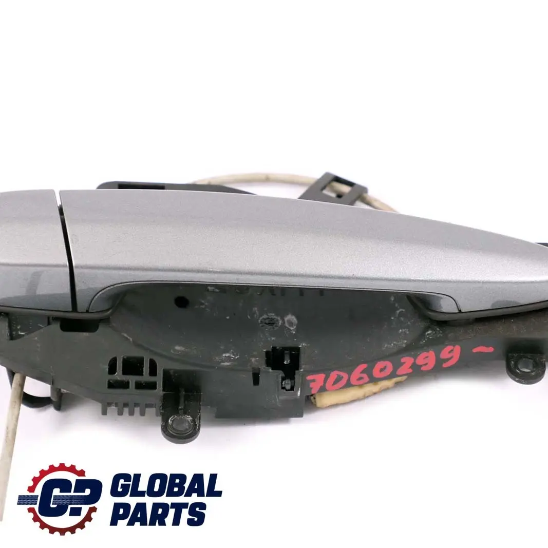 Maniglia Posteriore Destra Completa Grigio Spacegrau per BMW E90 E91 con numero di parte 7060299 BMW E90 E91 Maniglia Posteriore Destra Completa Grigio Spacegrau - SKU 7060299-SCG - Numero di parte 7060299
