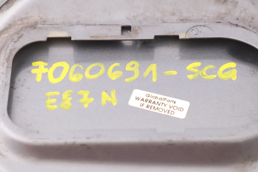 BMW E87 LCI Couvercle Trappe Remplissage Carburant Spacegrau Métallisé - A52 - SKU 7060691-SCG - Numéro de pièce 7060691