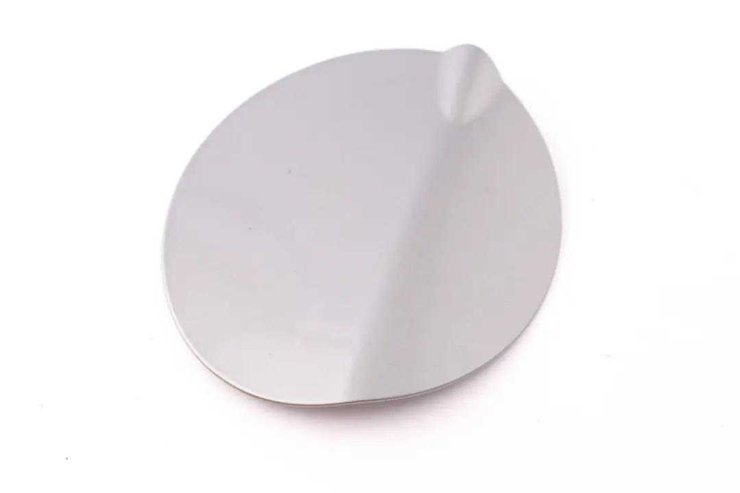 Tapa Llenado Combustible Color Gris Espacial Metalizado - A52 para BMW E87 LCI con número de pieza 7060691 BMW E87 LCI Tapa Llenado Combustible Color Gris Espacial Metalizado - A52 - SKU 7060691-SCG - Número de pieza 7060691