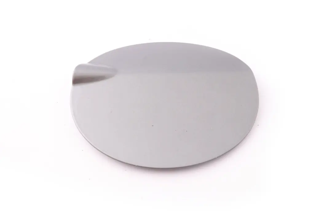 Tapa Llenado Combustible Color Gris Espacial Metalizado - A52 para BMW E87 LCI con número de pieza 7060691 BMW E87 LCI Tapa Llenado Combustible Color Gris Espacial Metalizado - A52 - SKU 7060691-SCG - Número de pieza 7060691