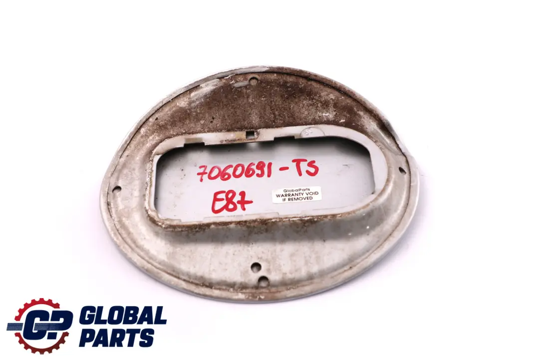 Tappo Sportello Bocchettone Rifornimento Carburante Titan Silver - 354 per BMW E87 con numero di parte 7060691 BMW E87 Tappo Sportello Bocchettone Rifornimento Carburante Titan Silver - 354 - SKU 7060691-TS - Numero di parte 7060691
