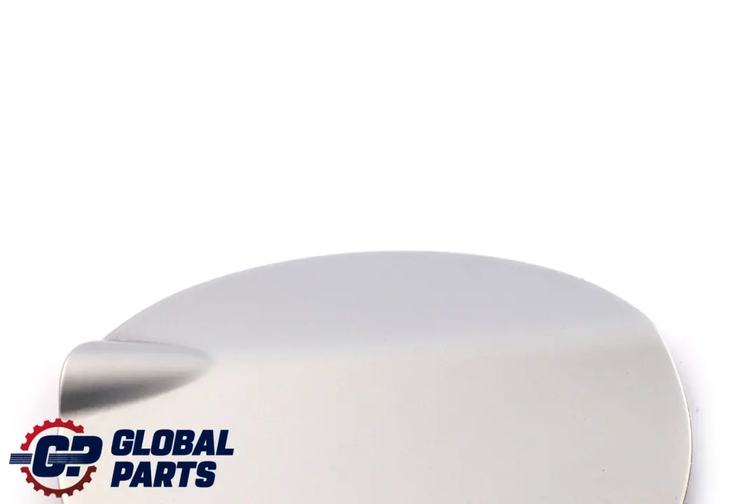 Tappo Sportello Bocchettone Rifornimento Carburante Titan Silver - 354 per BMW E87 con numero di parte 7060691 BMW E87 Tappo Sportello Bocchettone Rifornimento Carburante Titan Silver - 354 - SKU 7060691-TS - Numero di parte 7060691