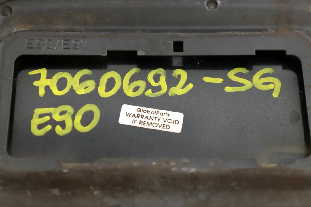 Llenado De combustible en La tapa De La tapa Sparkling Graphite A22 para BMW E90 E91 con número de pieza 7060692 BMW E90 E91 Llenado De combustible en La tapa De La tapa Sparkling Graphite A22 - SKU 7060692-SG - Número de pieza 7060692
