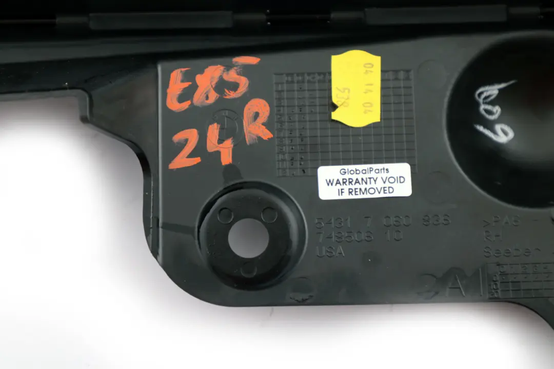 Boot Parcel Shelf Bracket Mount Right Side para BMW Z4 Serie E85 con número de pieza 7060836 BMW Z4 Serie E85 Boot Parcel Shelf Bracket Mount Right Side - SKU 7060836 - Número de pieza 7060836