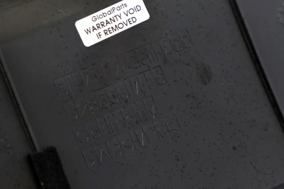 Verkleidung Heckklappe Hinten Oben Aussen SCHWARZ für BMW 5 er E61 LCI mit Teilenummer 7061400 BMW 5 er E61 LCI Verkleidung Heckklappe Hinten Oben Aussen SCHWARZ - SKU 7061400 - Teilenummer 7061400