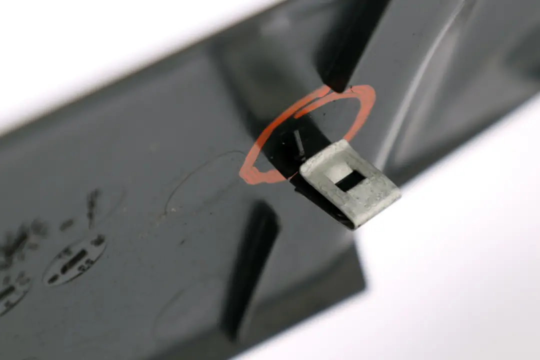 Verkleidung Heckklappe Hinten Oben Aussen SCHWARZ für BMW 5 er E61 LCI mit Teilenummer 7061400 BMW 5 er E61 LCI Verkleidung Heckklappe Hinten Oben Aussen SCHWARZ - SKU 7061400 - Teilenummer 7061400