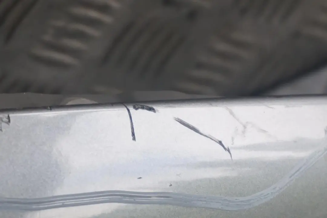 Pannello Laterale Anteriore Destro Parafango Grigio Argento - 472 per BMW E65 E66 con numero di parte 7061662 BMW E65 E66 Pannello Laterale Anteriore Destro Parafango Grigio Argento - 472 - SKU 7061662-STG - Numero di parte 7061662