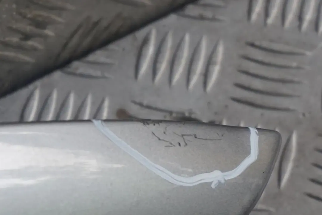 Pannello Laterale Anteriore Destro Parafango Grigio Argento - 472 per BMW E65 E66 con numero di parte 7061662 BMW E65 E66 Pannello Laterale Anteriore Destro Parafango Grigio Argento - 472 - SKU 7061662-STG - Numero di parte 7061662