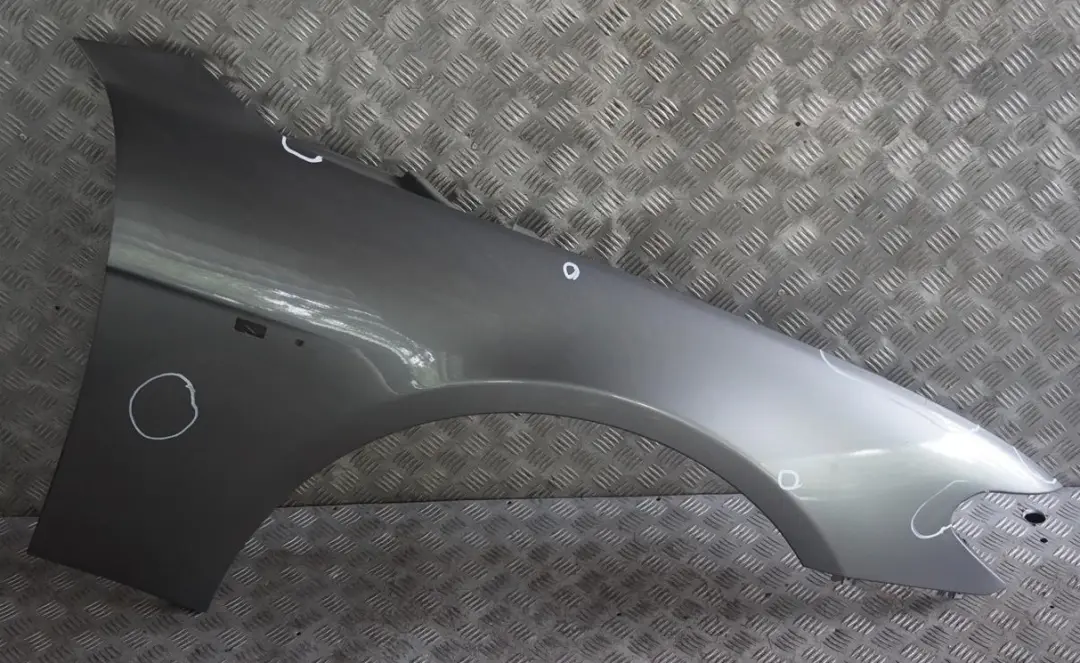 Pannello Laterale Anteriore Destro Parafango Grigio Argento - 472 per BMW E65 E66 con numero di parte 7061662 BMW E65 E66 Pannello Laterale Anteriore Destro Parafango Grigio Argento - 472 - SKU 7061662-STG - Numero di parte 7061662