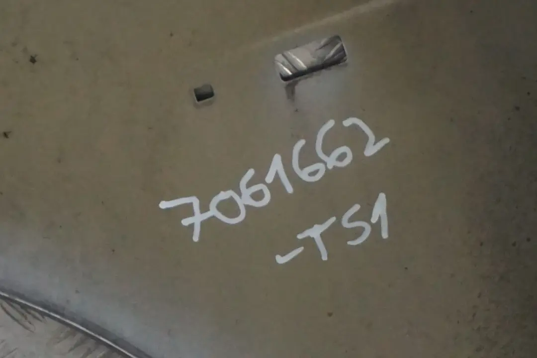 Fahrerseite Seitenwand vorne rechts Kotflügel Titansilber Silber für BMW 7 E65 E66 mit Teilenummer 7061662 BMW 7 E65 E66 Fahrerseite Seitenwand vorne rechts Kotflügel Titansilber Silber - SKU 7061662-TS1 - Teilenummer 7061662